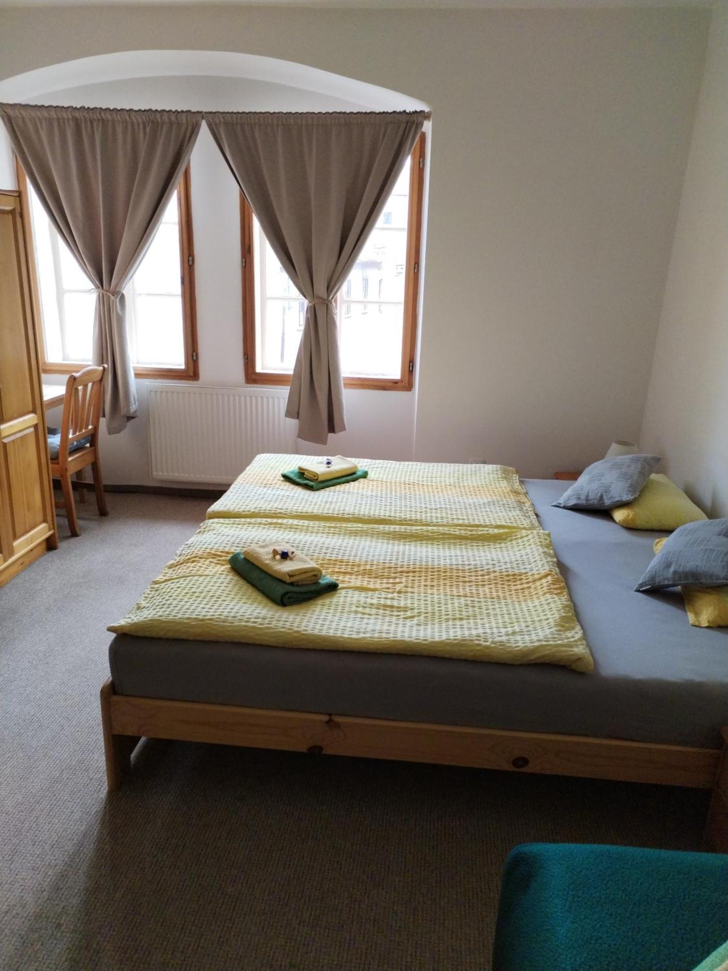 Hotel U Zvonu Кутна-Гора Экстерьер фото