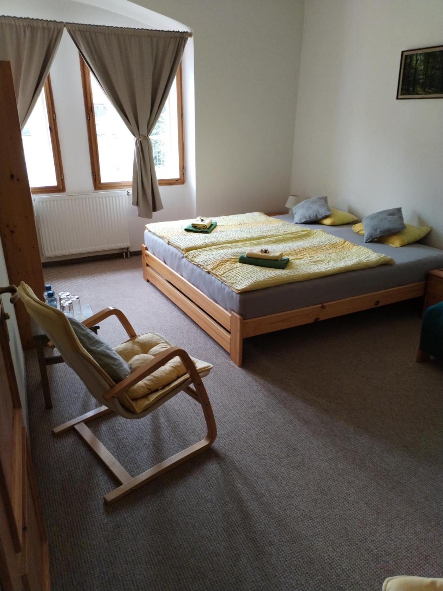 Hotel U Zvonu Кутна-Гора Экстерьер фото