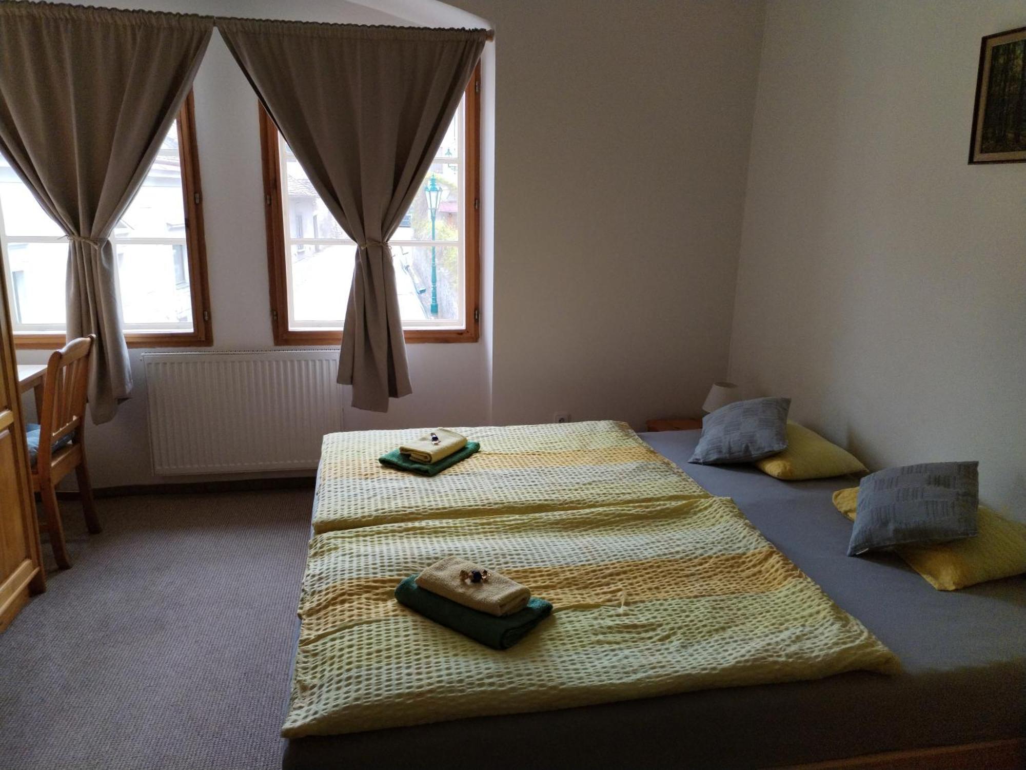 Hotel U Zvonu Кутна-Гора Экстерьер фото